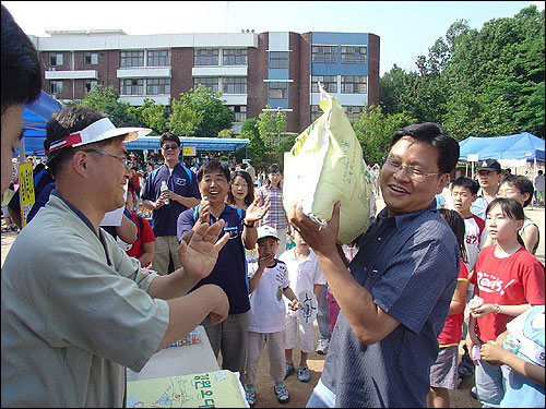 팔씨름 우승자에게 주어진 쌀 한가마 